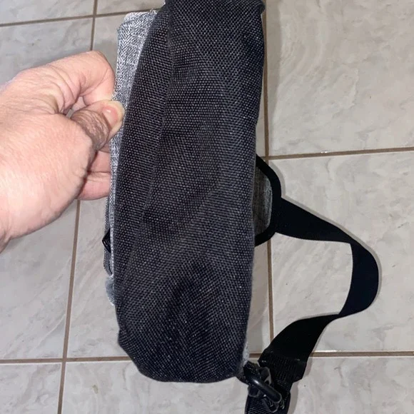 Herschel Supply Co. Gray Crossbody Sling Bag with Logo Patch Travel Chest Bag - Picture 9 of 10